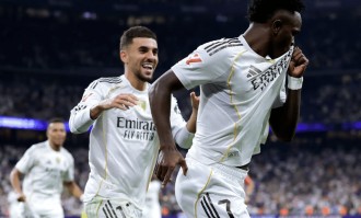 维尼修斯双响造红牌！姆巴佩破门伤退，皇马3-1黄潜重返西甲第一