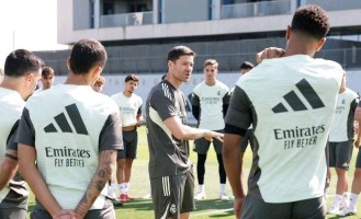 西甲乱了，巴萨4-0登顶，皇马2-2丢分，前四乱战仅差4分，冠军悬念回来了